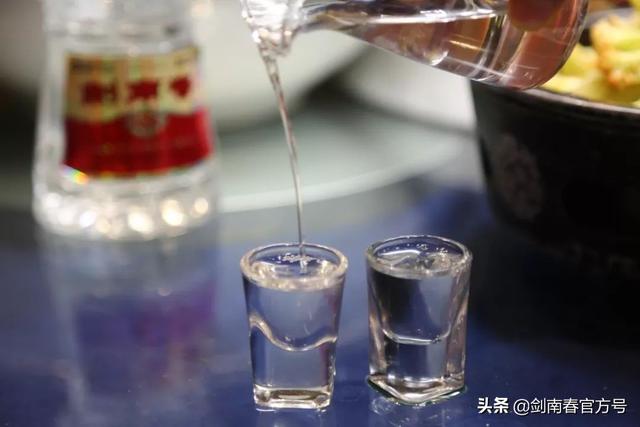 酒杯一满万事好谈