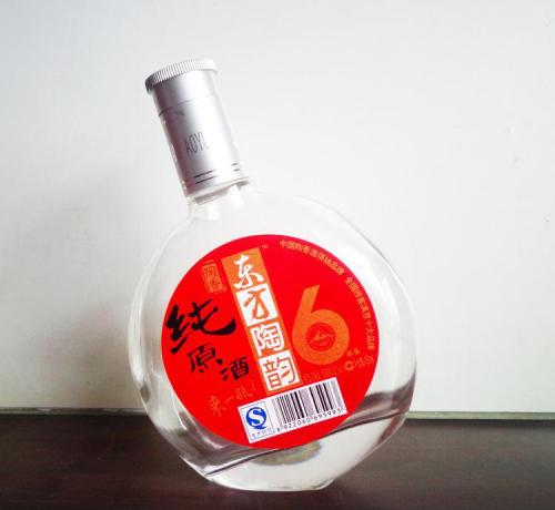 浓香型白酒的酿酒原料是什么？浓香型白酒的制作工艺有什么特点？