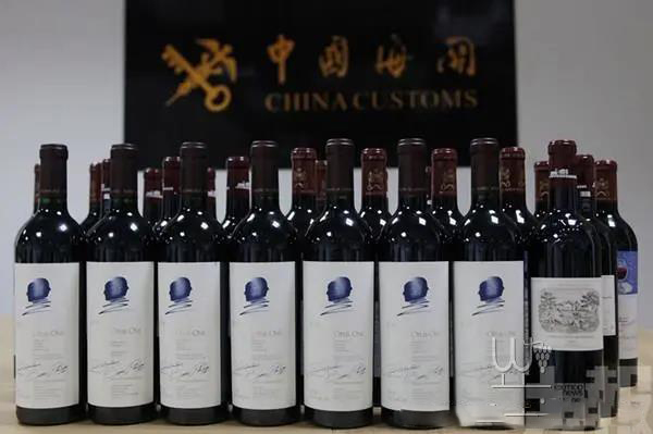 两地牌车走私葡萄酒和茅台被海关查获