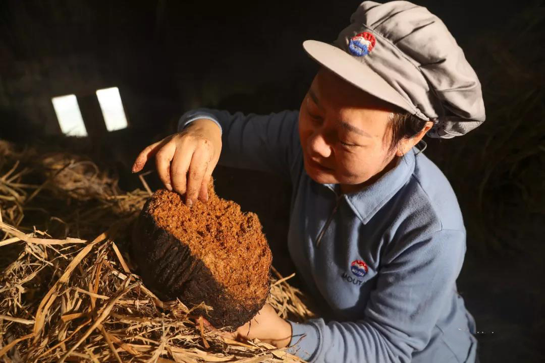 从细节看茅台：一瓶茅台酒与8100多个人工