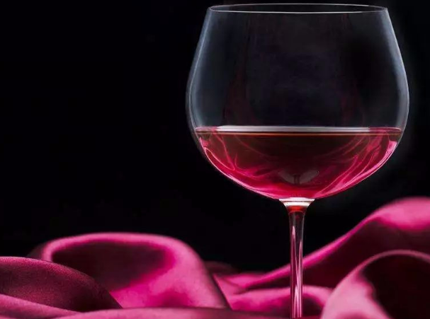 喝红葡萄酒的好处，什么是红葡萄酒？