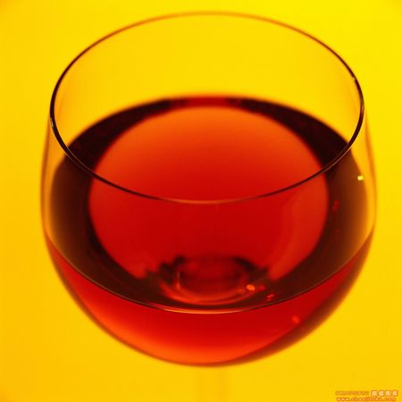 英语关于葡萄酒是怎么生产的(葡萄酒是用葡萄制成的英文)