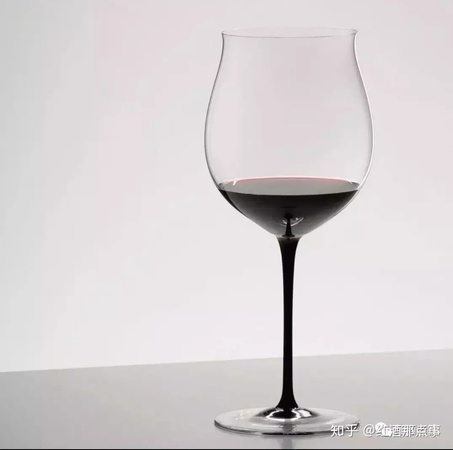 为什么喝红酒要用高脚杯(为啥喝红酒要用高脚杯)