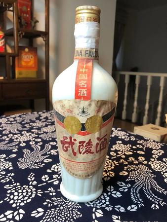 龙头白瓷瓶的酒是什么酒(白瓷瓶写着一个酒是什么酒)