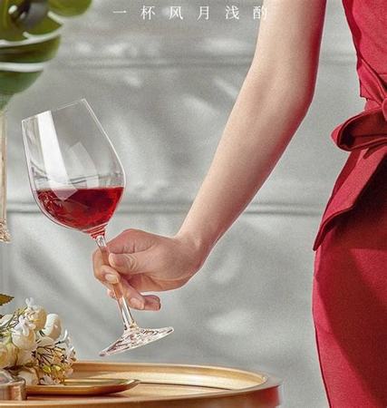 葡萄酒挂杯现象说明什么,正确认识葡萄酒挂杯现象