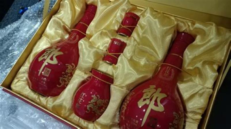 如何给红花郎酒瓶,红花郎再度携手春晚