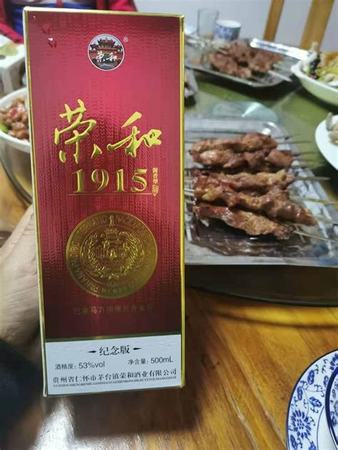 用高脚杯喝啤酒怎么拿,你喝啤酒喜欢用杯子喝