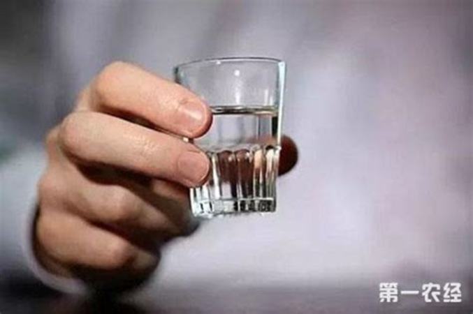 白酒油是什么原因,白酒出现沉淀的原因是什么